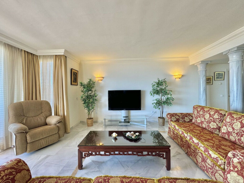Middle Floor Apartment Nueva Andalucía Málaga - image 3