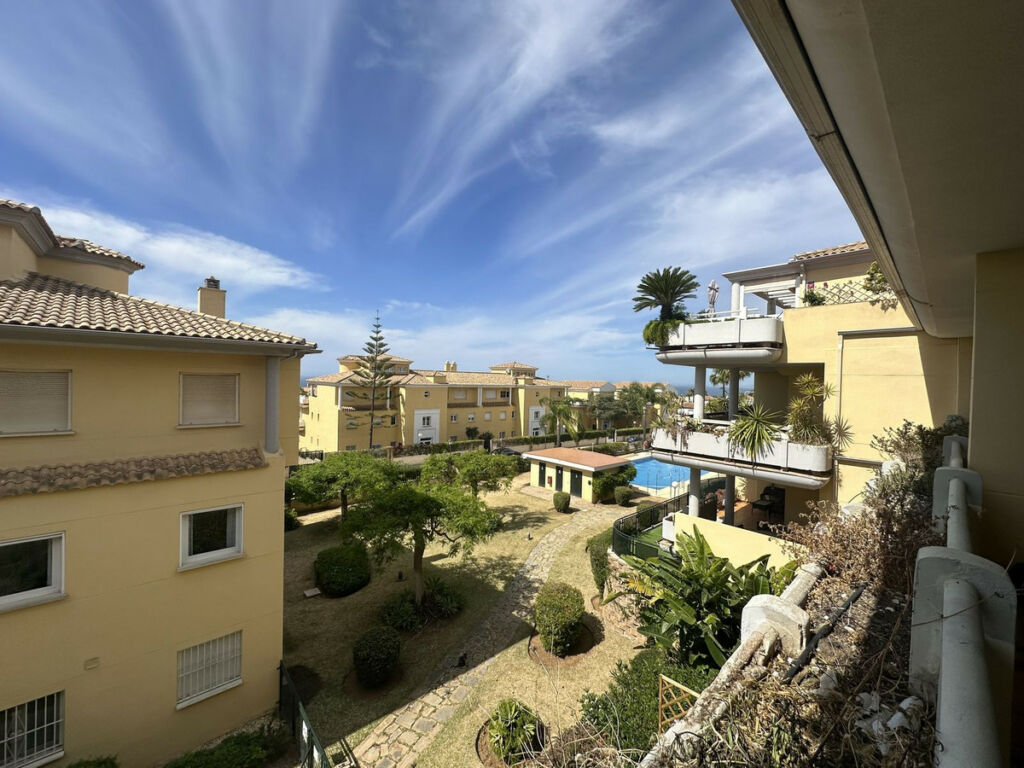 Middle Floor Apartment Cabopino Málaga - image 5