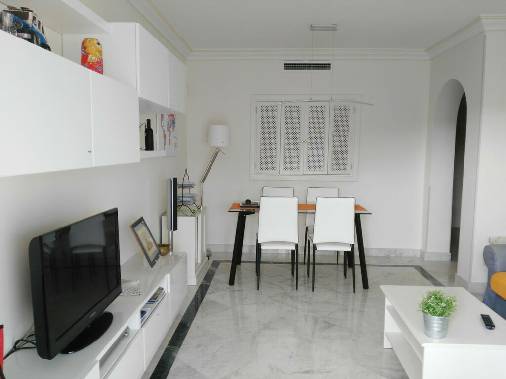 Middle Floor Apartment Puerto Banús Málaga - image 3