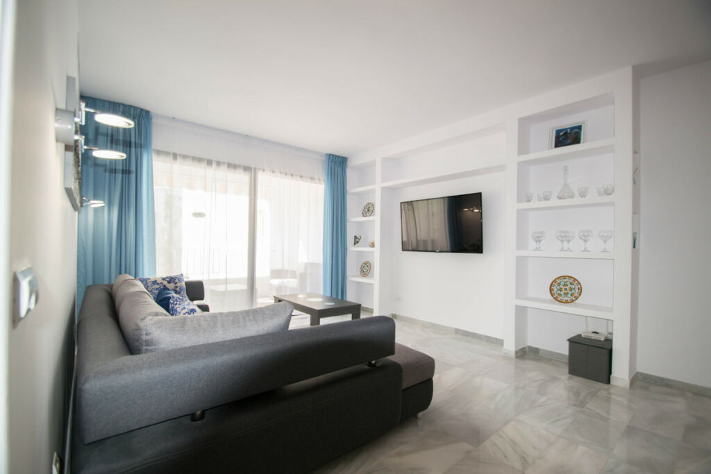 Middle Floor Apartment Puerto Banús Málaga - image 3