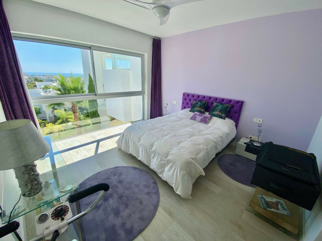 Middle Floor Apartment Estepona Málaga - image 3