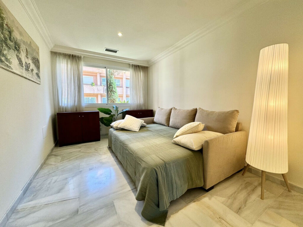 Middle Floor Apartment Nueva Andalucía Málaga - image 33