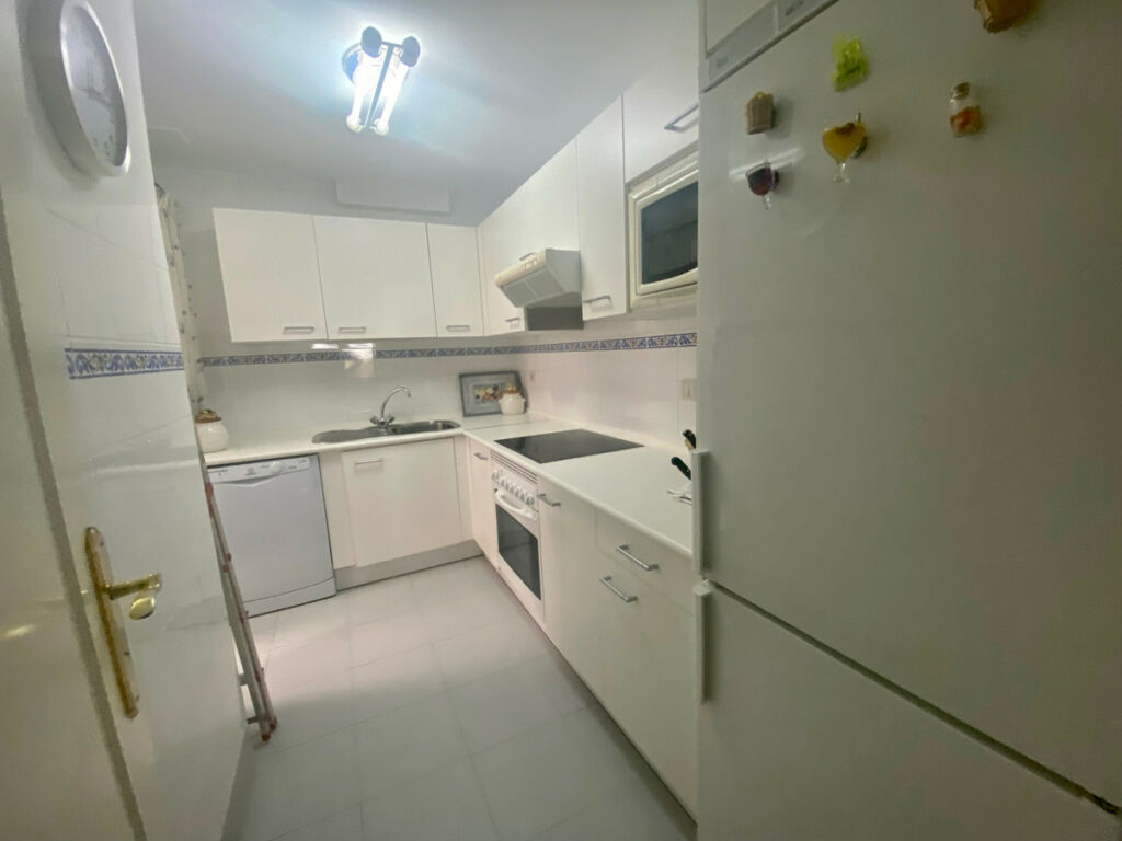 Middle Floor Apartment Puerto Banús Málaga - image 4