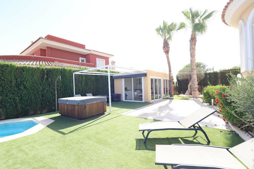 Detached Villa Ciudad Quesada Alicante - image 4
