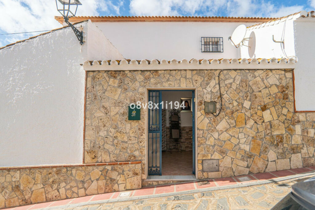 Detached Villa Macharaviaya Málaga - image 4