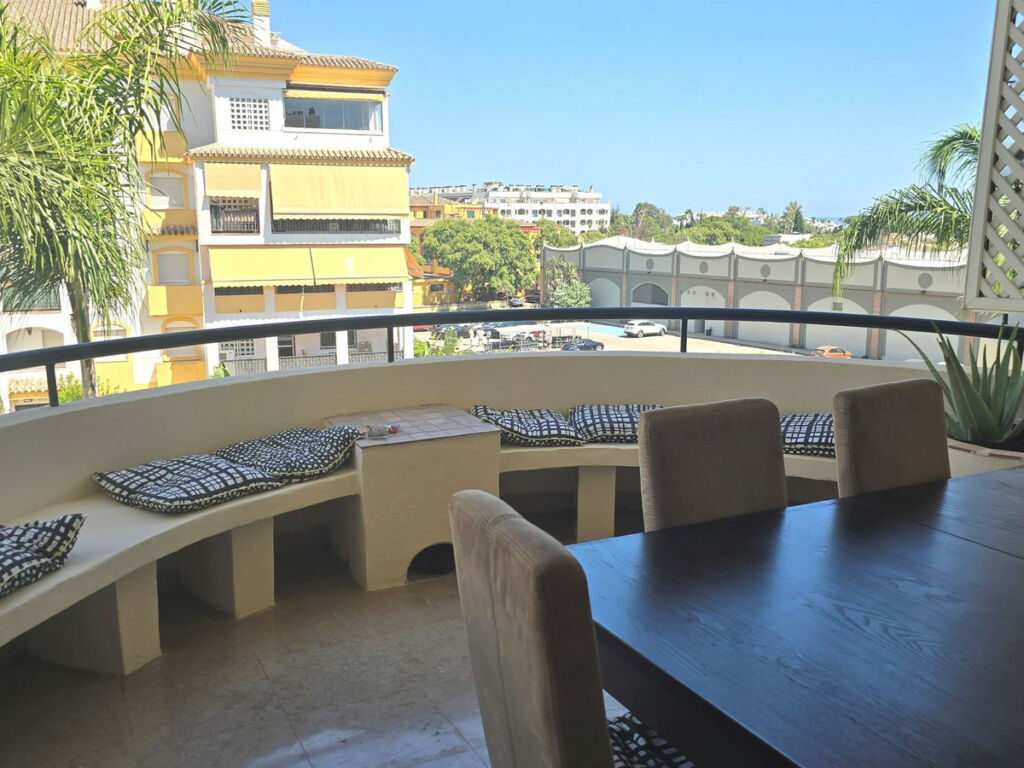 Middle Floor Apartment The Golden Mile Málaga - image 4