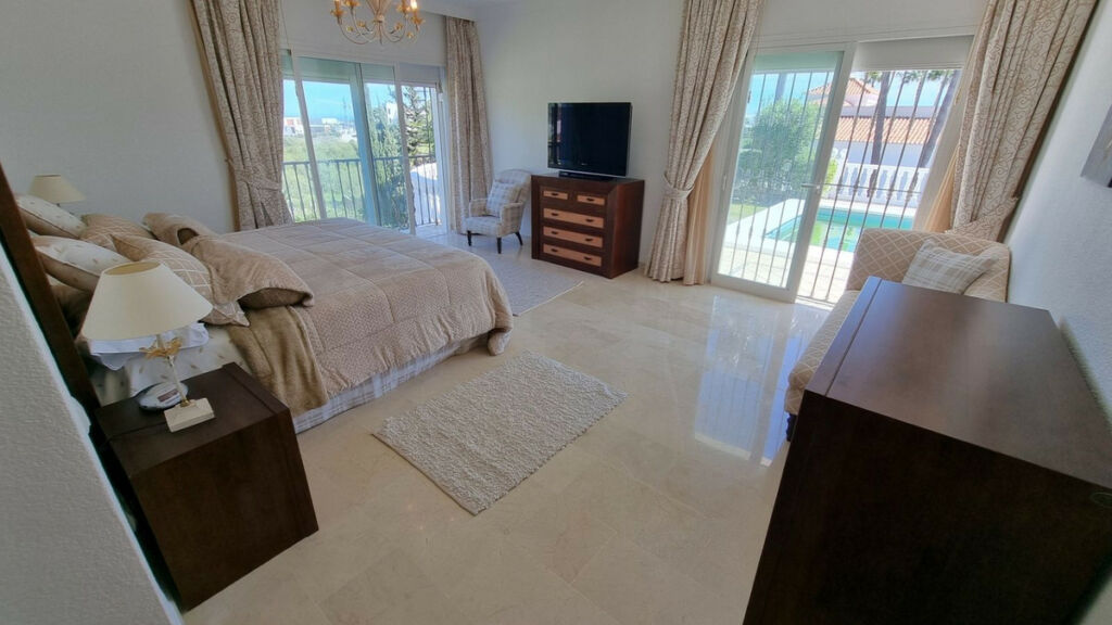 Detached Villa Benahavís Málaga - image 4