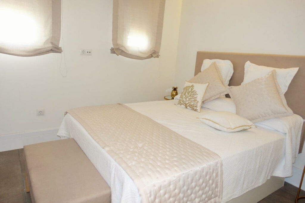 Middle Floor Apartment Puerto Banús Málaga - image 4