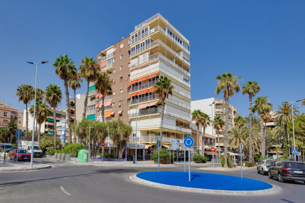 Middle Floor Apartment Torrevieja Alicante - image 5