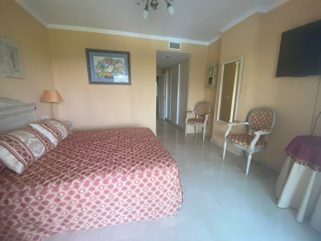 Middle Floor Apartment Puerto Banús Málaga - image 5