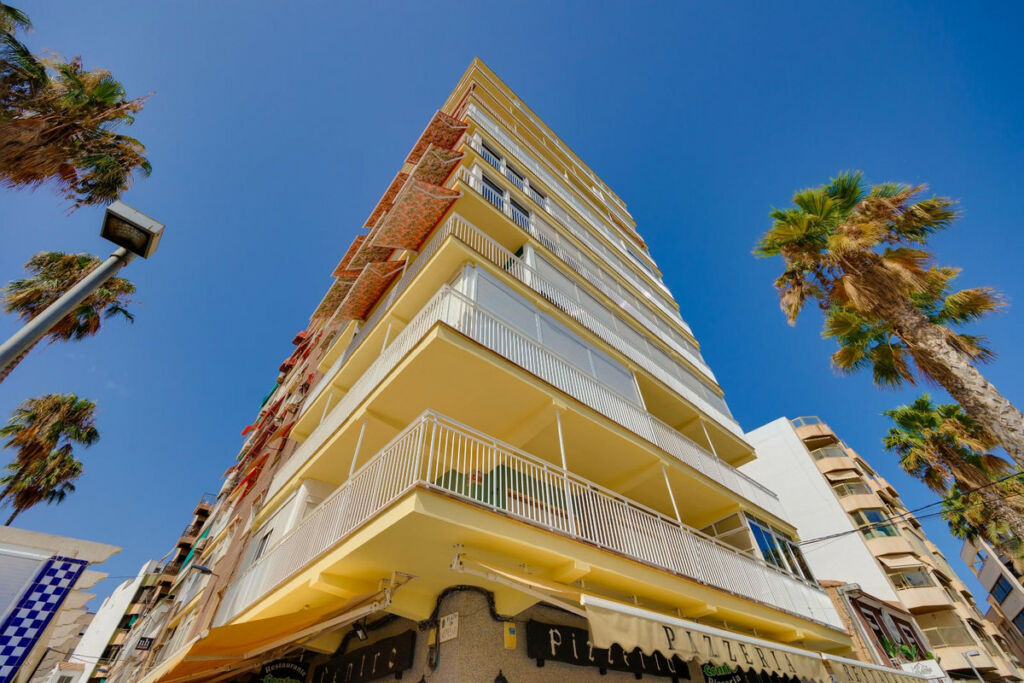Middle Floor Apartment Torrevieja Alicante - image 6