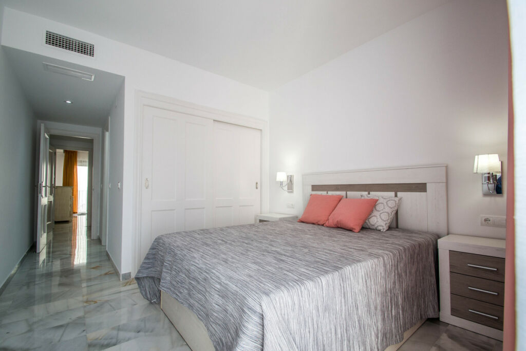 Middle Floor Apartment Puerto Banús Málaga - image 6