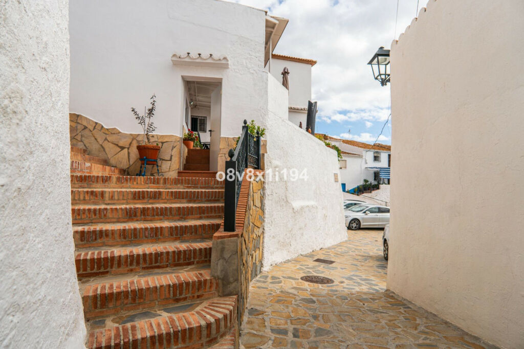 Detached Villa Macharaviaya Málaga - image 6