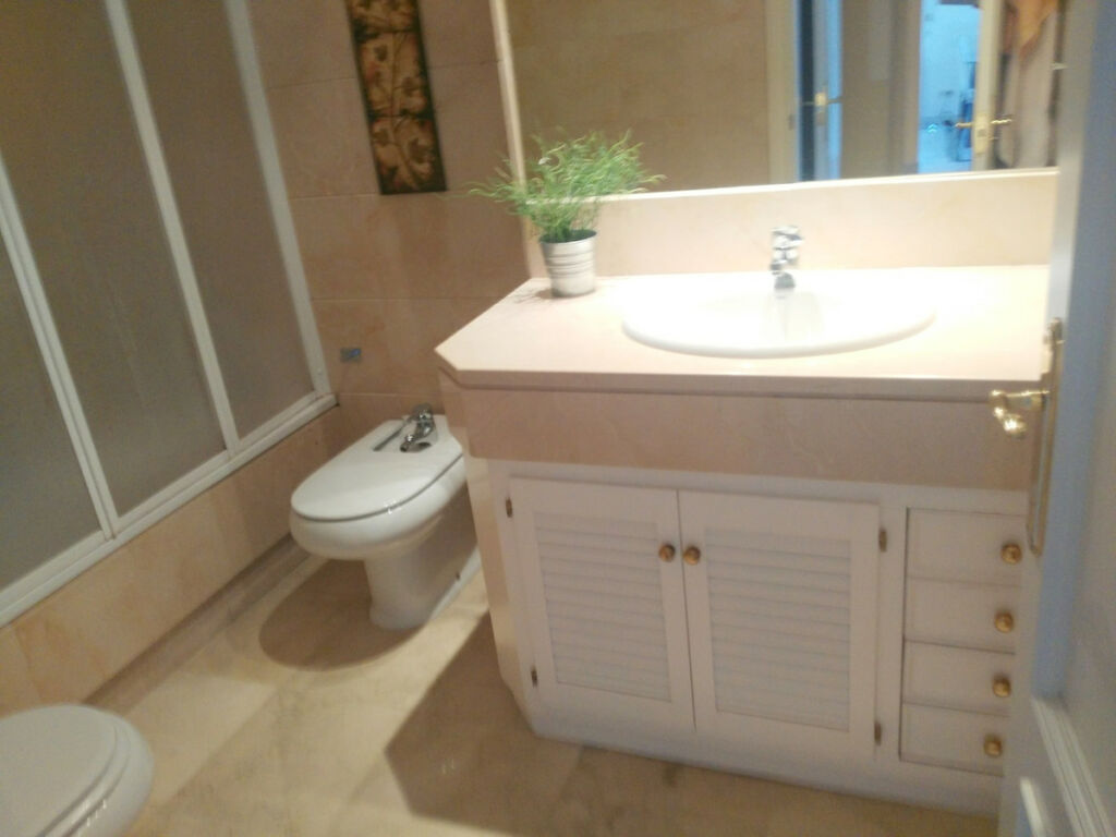 Middle Floor Apartment Puerto Banús Málaga - image 6