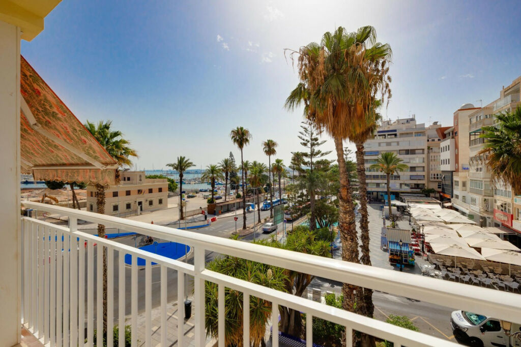 Middle Floor Apartment Torrevieja Alicante - image 7