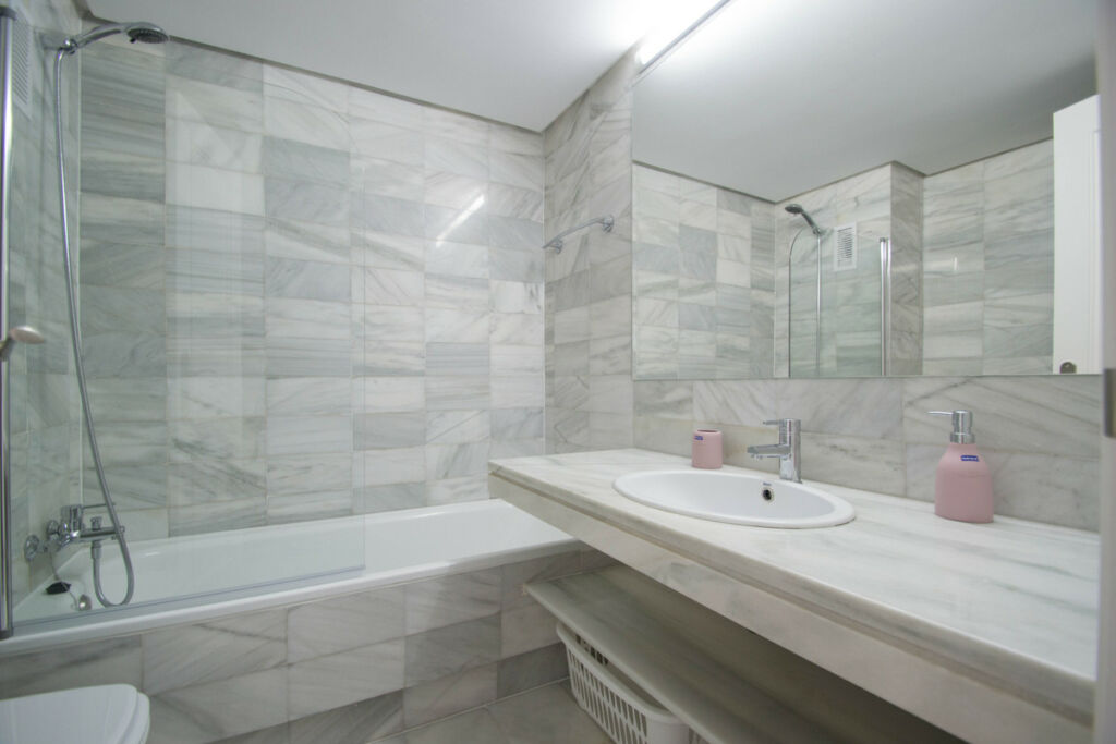 Middle Floor Apartment Puerto Banús Málaga - image 7