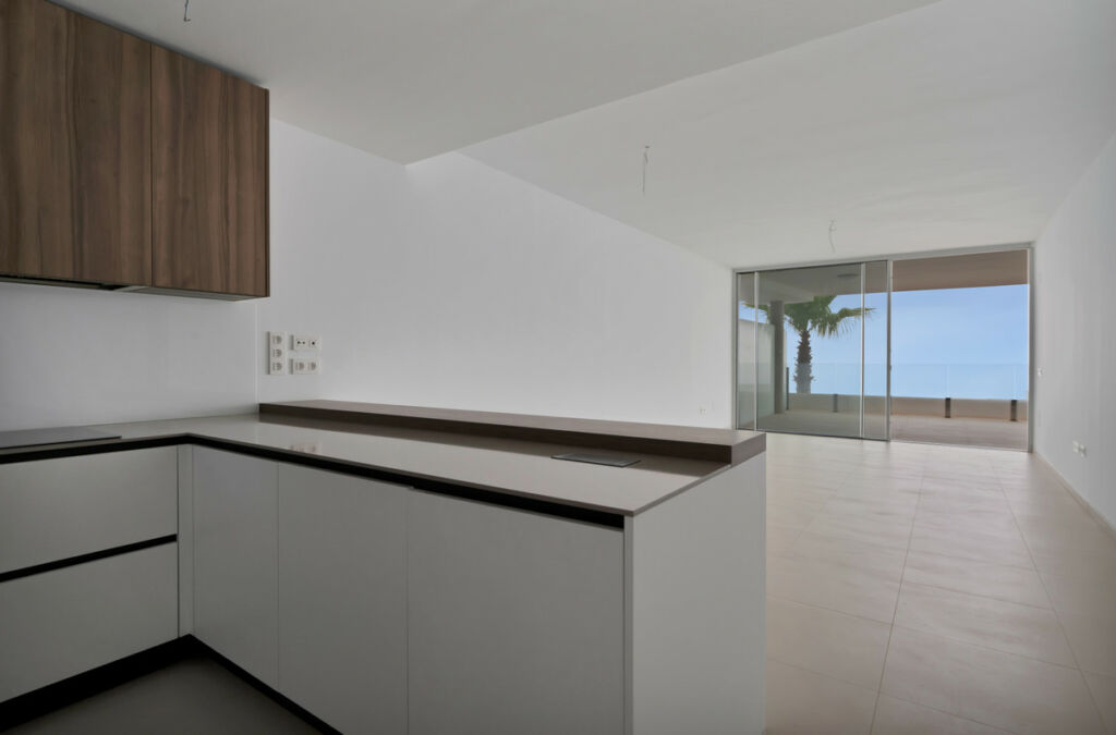 Middle Floor Apartment Benalmadena Málaga - image 8