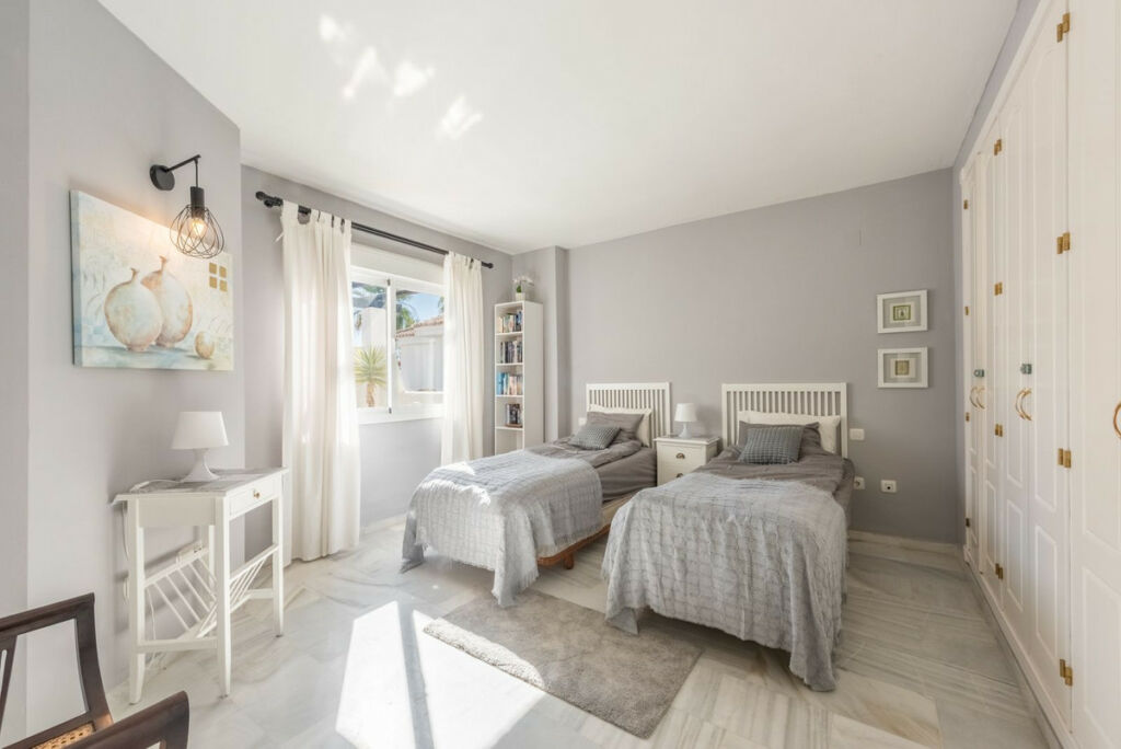 Penthouse Nueva Andalucía Málaga - image 8