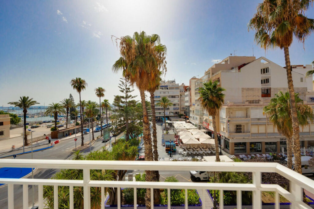 Middle Floor Apartment Torrevieja Alicante - image 8
