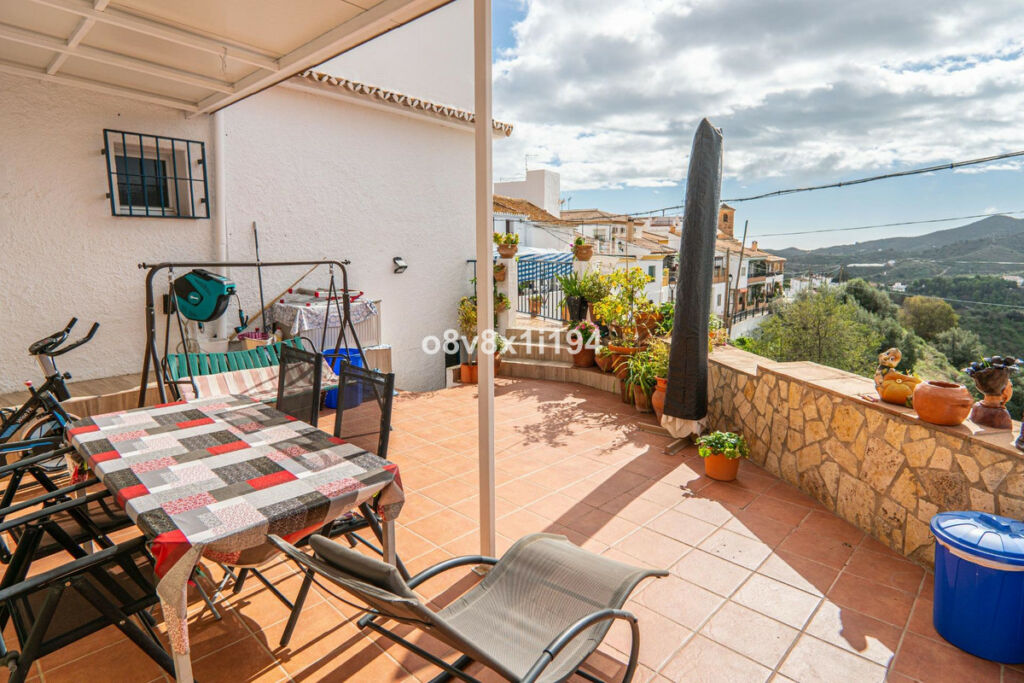 Detached Villa Macharaviaya Málaga - image 8