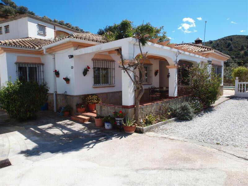 Detached Villa Alcaucín Málaga