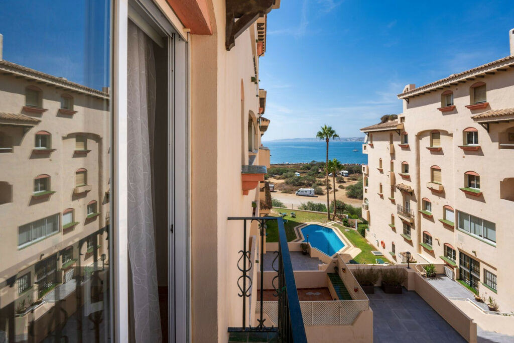 Middle Floor Apartment Estepona Málaga - image 5