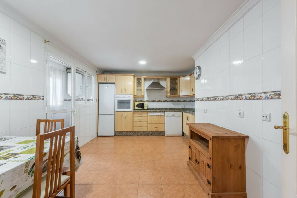 Middle Floor Apartment Estepona Málaga - image 6