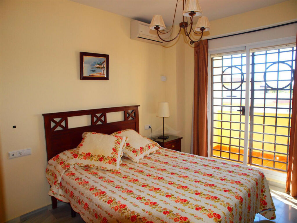 Middle Floor Apartment Caleta de Vélez Málaga - image 10