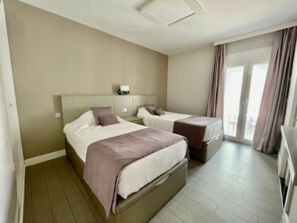 Middle Floor Apartment Puerto Banús Málaga - image 11