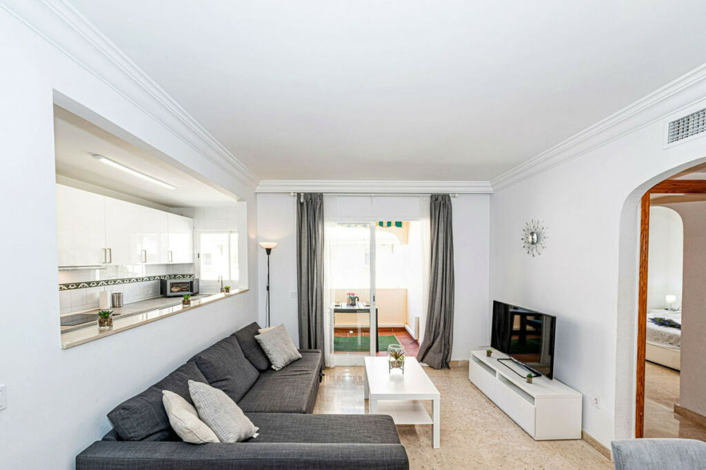 Middle Floor Apartment Estepona Málaga - image 11
