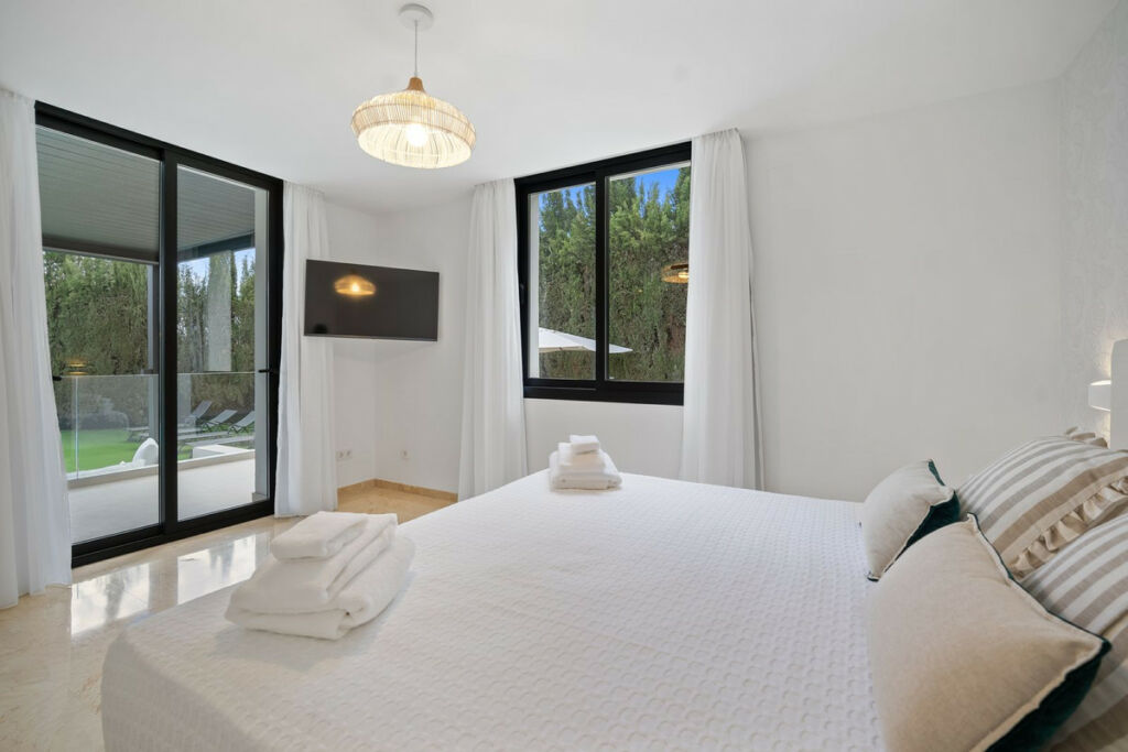 Detached Villa Nueva Andalucía Málaga - image 11