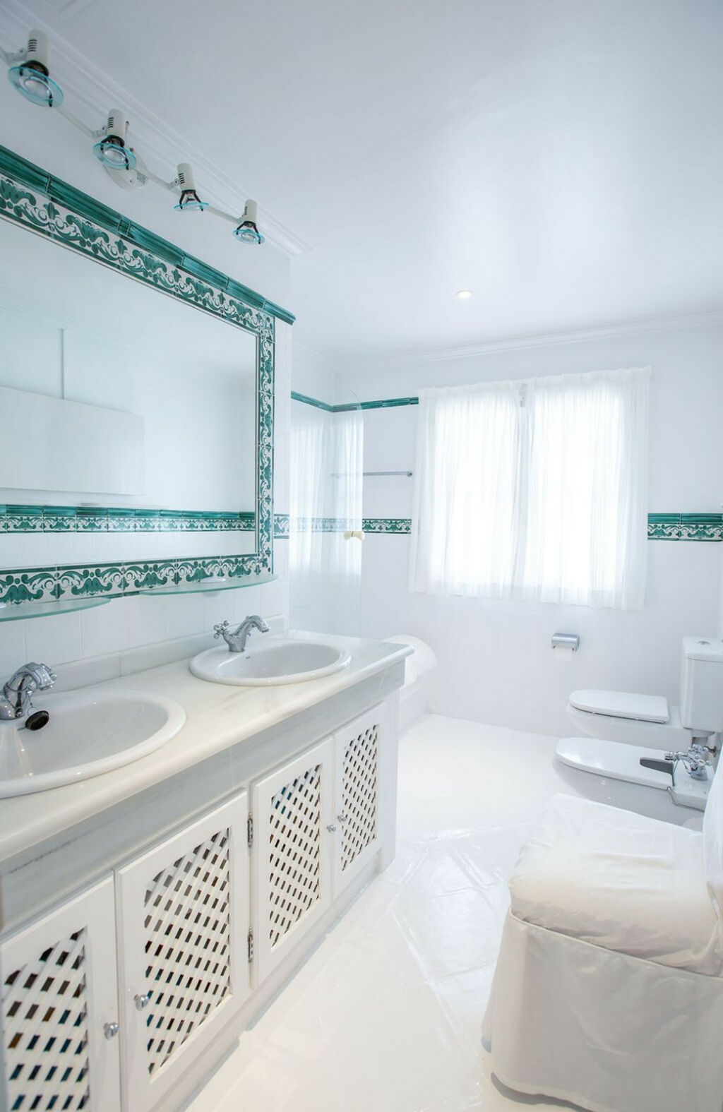Detached Villa San Roque Club Cádiz - image 12