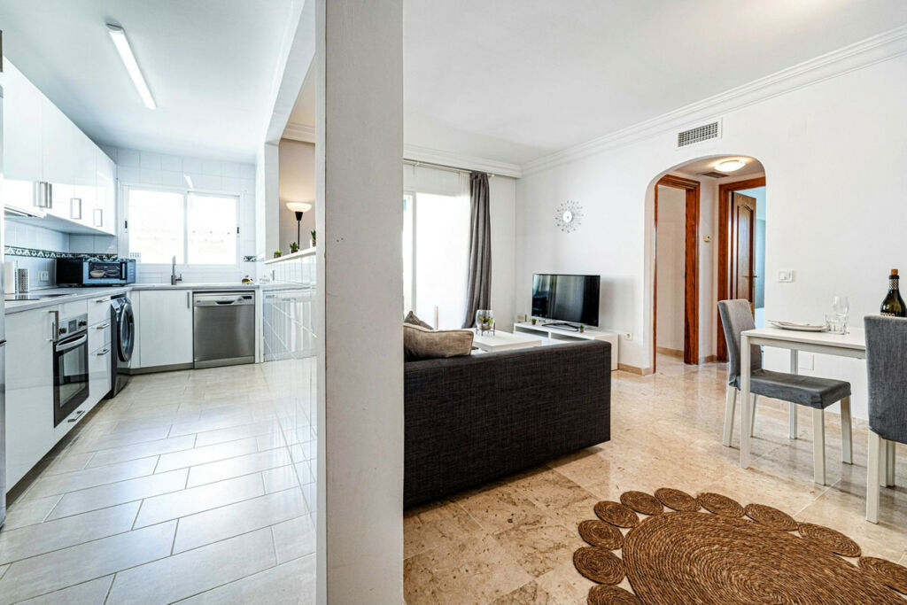Middle Floor Apartment Estepona Málaga - image 13