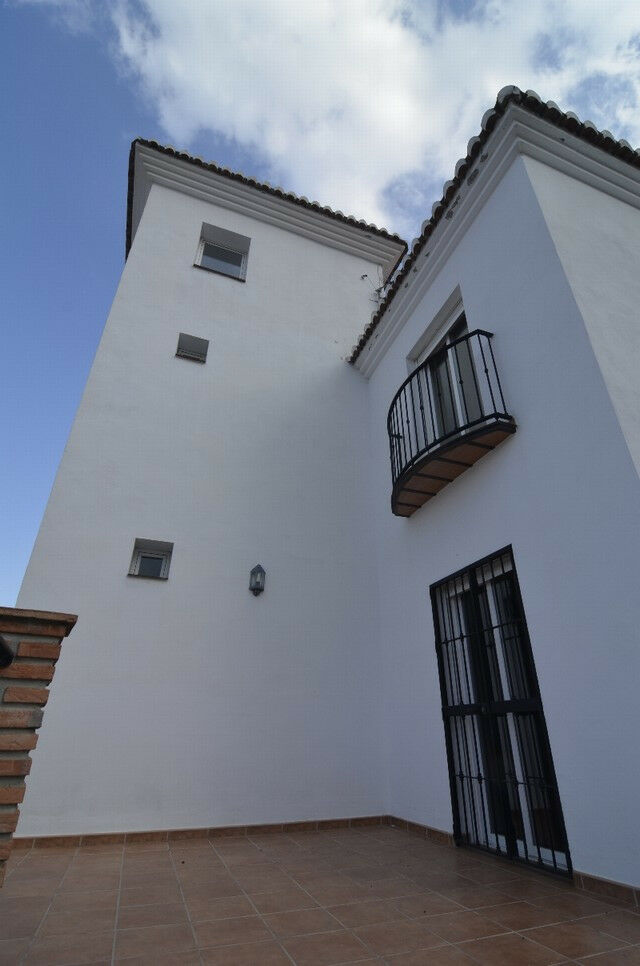 Detached Villa Viñuela Málaga - image 13