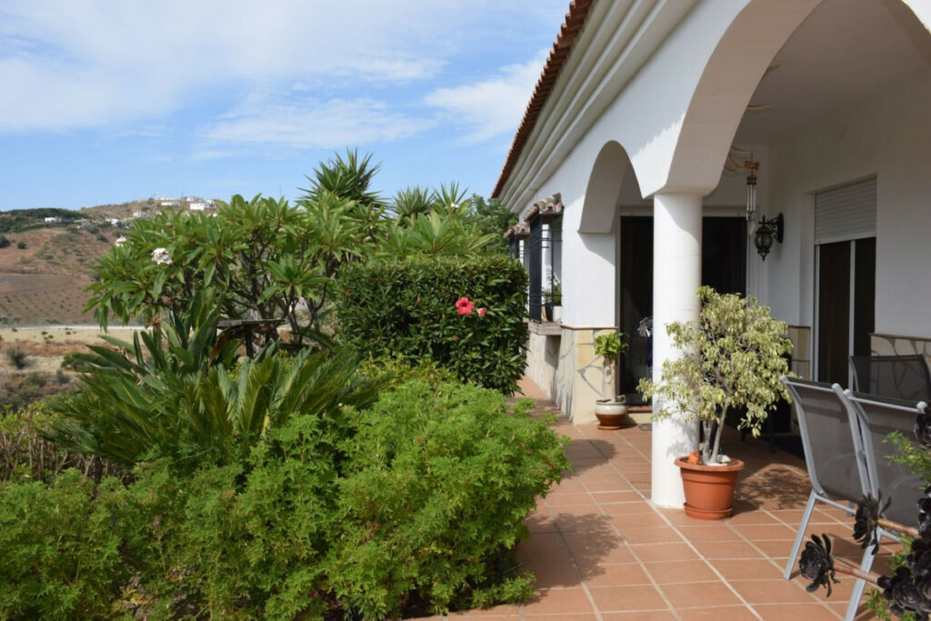 Detached Villa La Viñuela Málaga - image 13