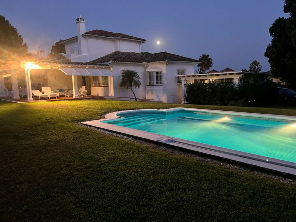 Detached Villa San Roque Club Cádiz - image 14