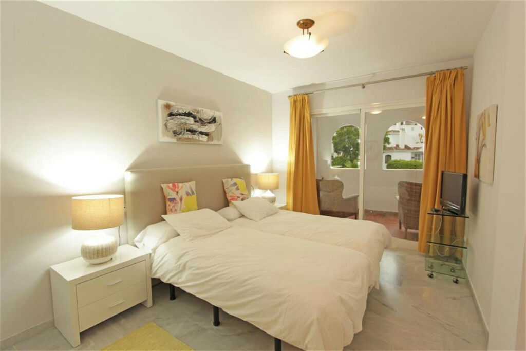 Middle Floor Apartment Elviria Málaga - image 14
