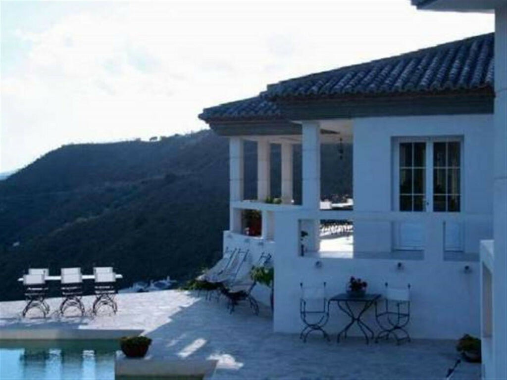 Detached Villa Canillas de Aceituno Málaga - image 14