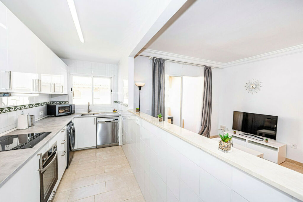 Middle Floor Apartment Estepona Málaga - image 14
