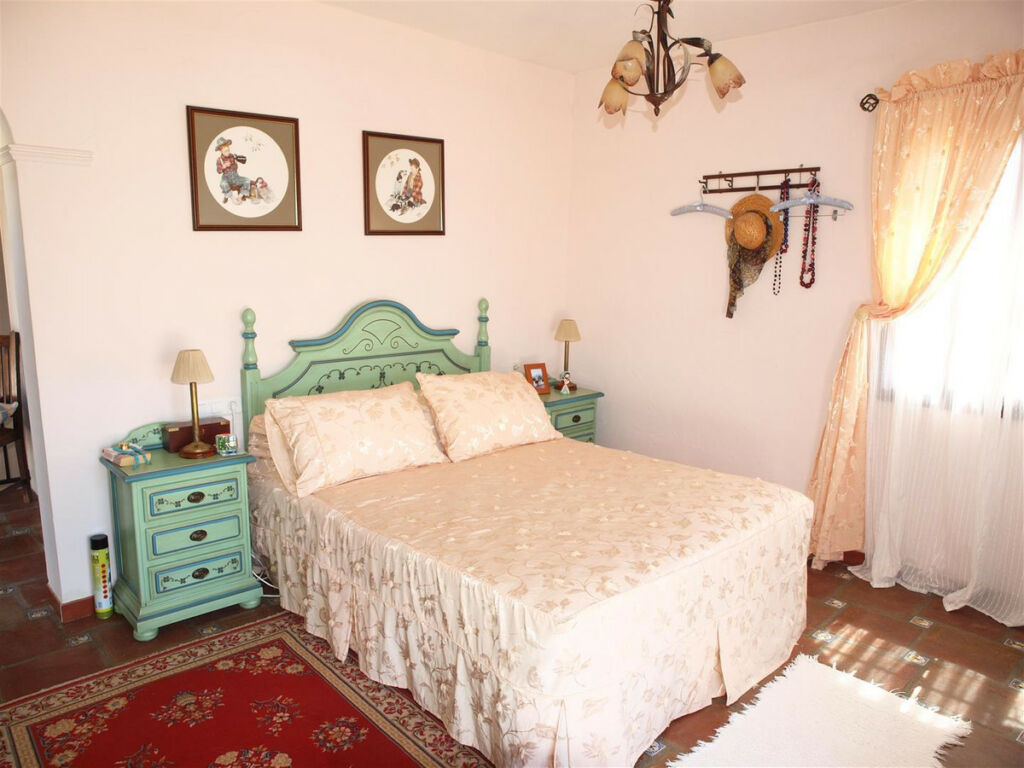 Detached Villa Viñuela Málaga - image 14