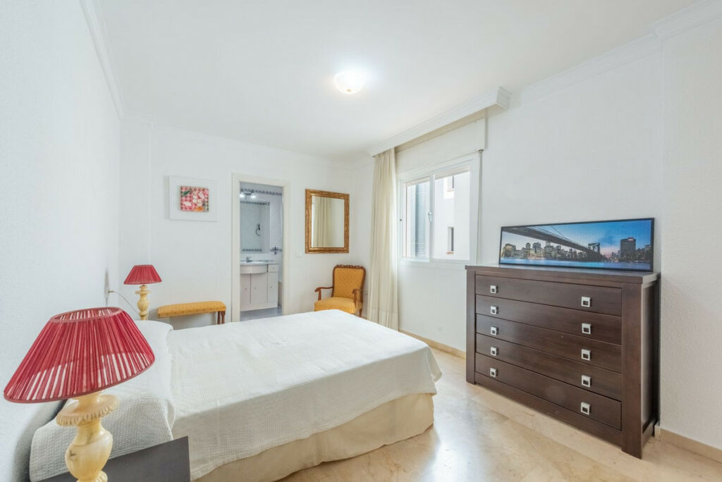 Middle Floor Apartment Estepona Málaga - image 8