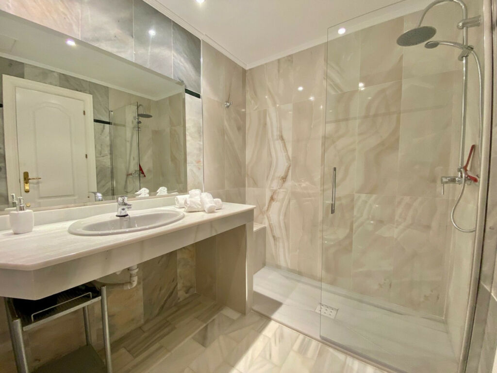 Middle Floor Apartment Elviria Málaga - image 15