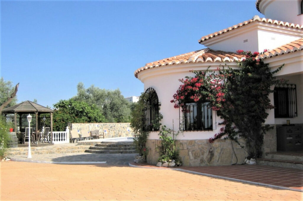 Detached Villa Canillas de Aceituno Málaga - image 16
