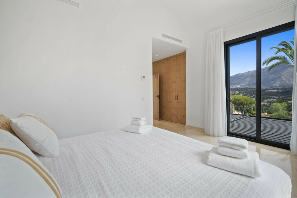 Detached Villa Nueva Andalucía Málaga - image 16