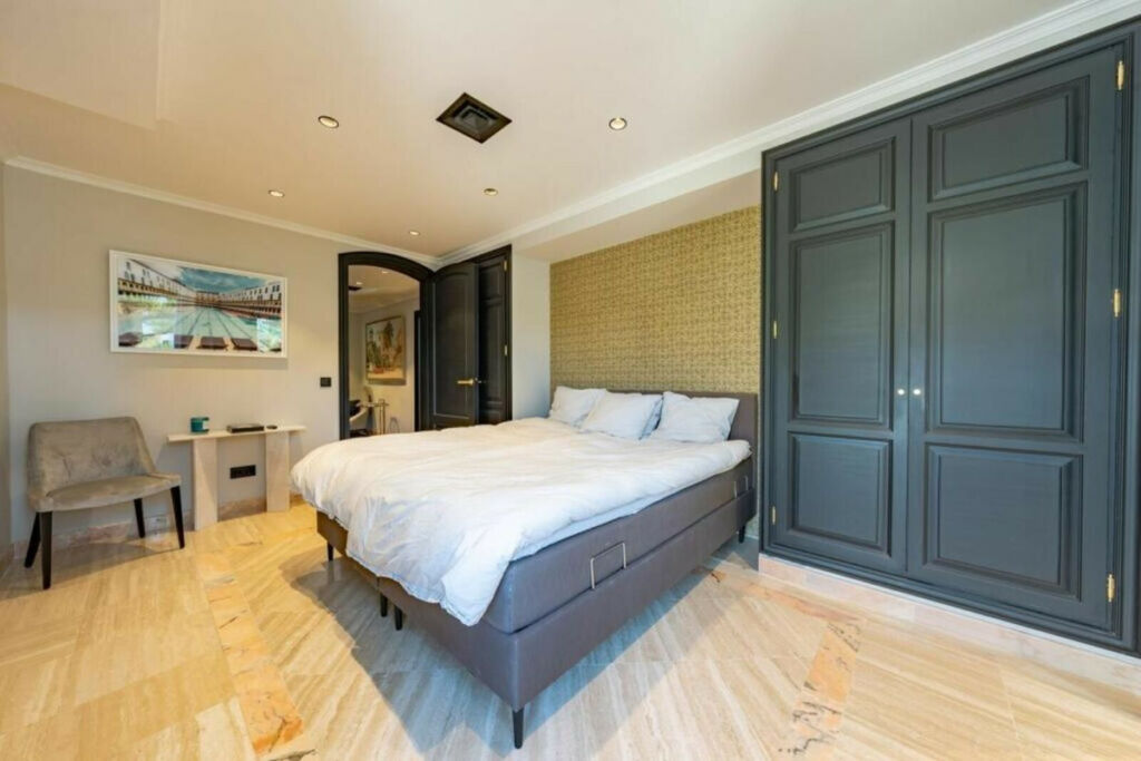 Penthouse Sierra Blanca Málaga - image 17