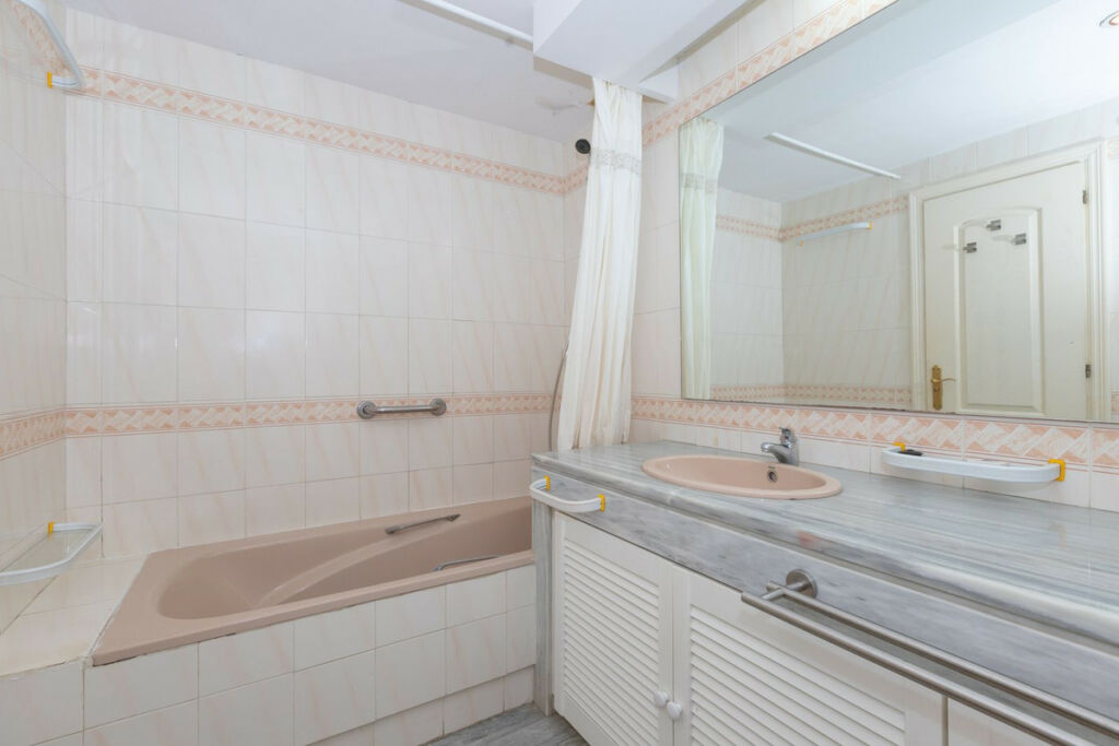 Middle Floor Apartment Elviria Málaga - image 18