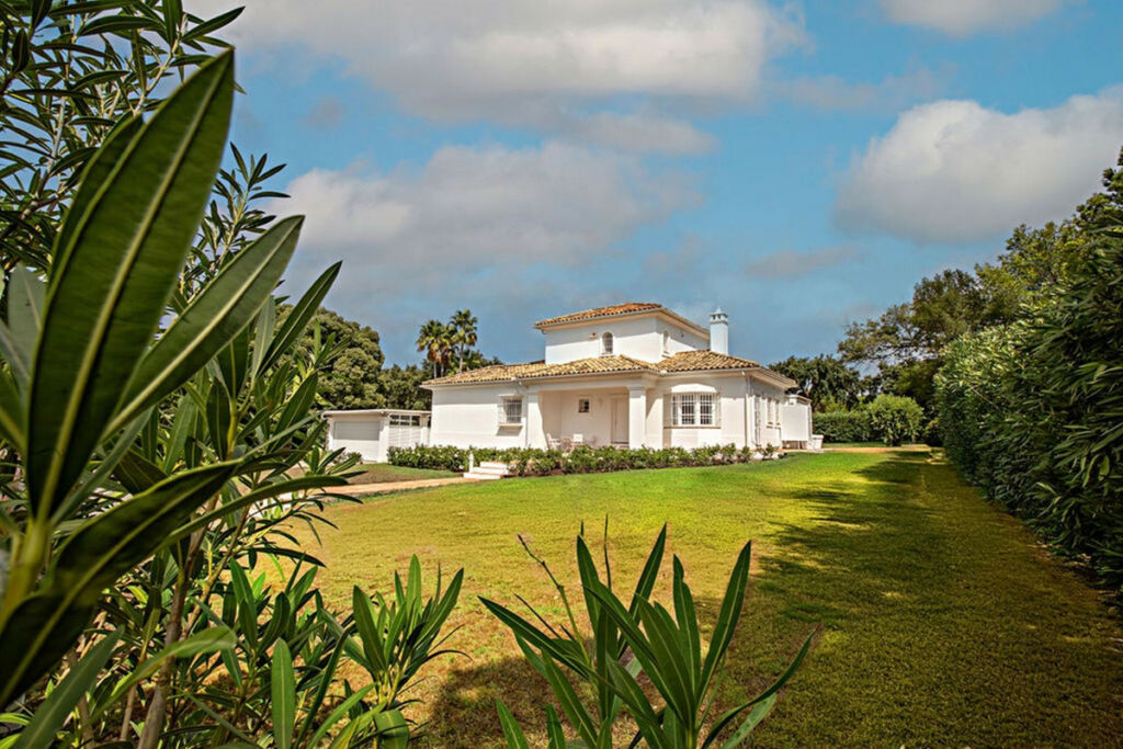 Detached Villa San Roque Club Cádiz - image 18