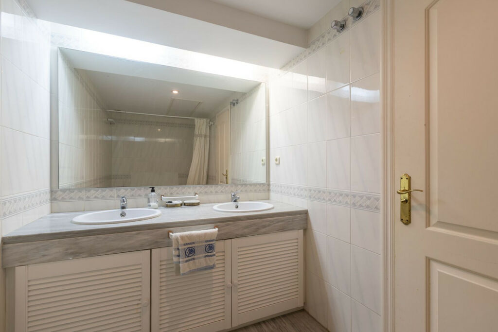 Middle Floor Apartment Elviria Málaga - image 19