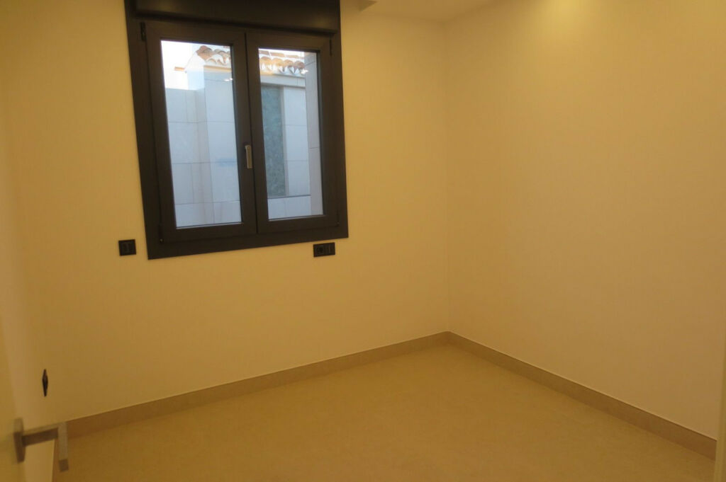 Detached Villa El Coto Málaga - image 19