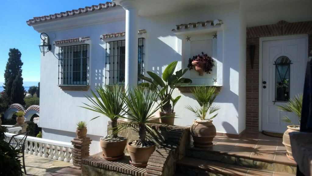 Detached Villa Benajarafe Málaga - image 2